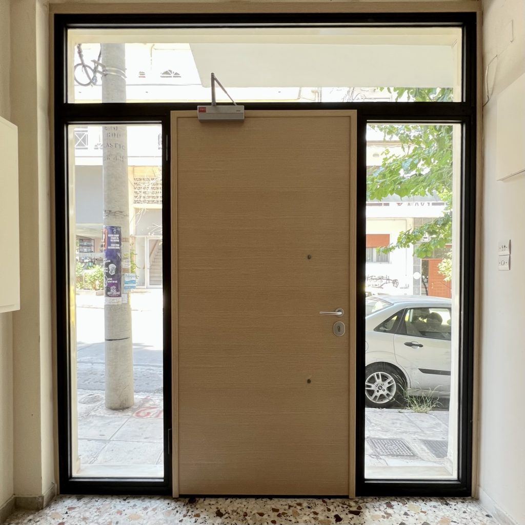 Πόρτα Εισόδου Πολυκατοικίας με επένδυση laminate